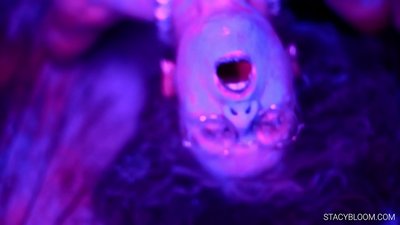 Mwana amaseweretsa maliseche pa kamera ndikudzibweretsa ku orgasm.